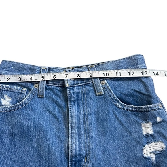 Levi's Women's High Waisted Mom Shorts- Distressed Medium Wash- Size 25 - Picture 11 of 14